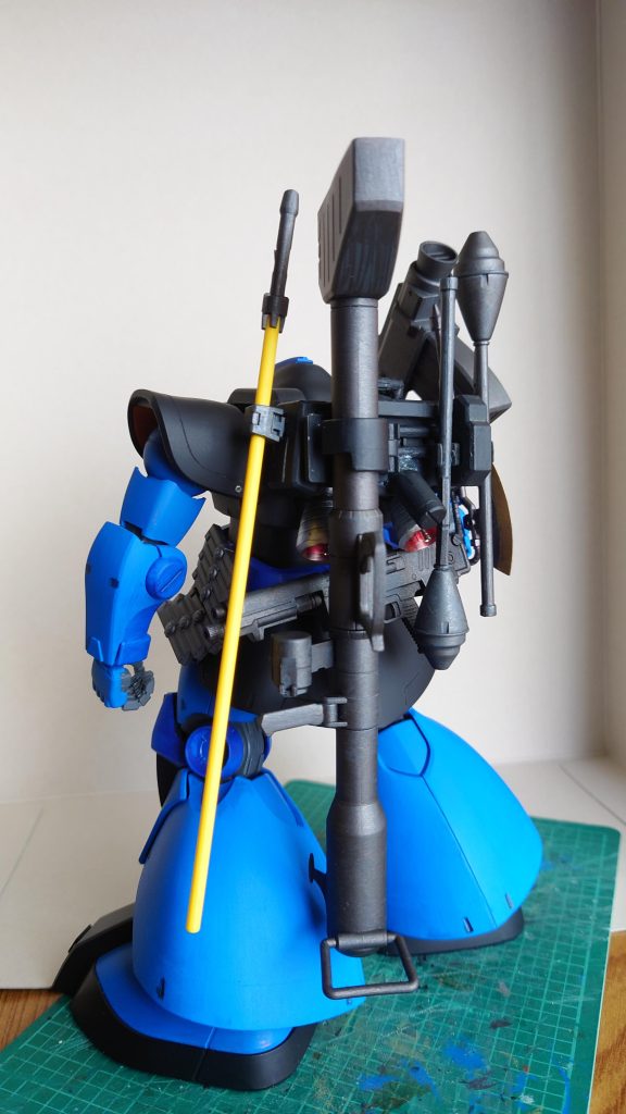 ゲリラ屋さんなので、いかなる状況でも戦えるように武装を全て背負わせてみました。ジャイアント・バズ(ラケーテン・バズと入れ替え可能)、シュツルムファウスト×2、90mmマシンガン、ヒートサーベル、ヒートホークマシンガン用マガジン1個は腰の既存の穴で固定、もう1個はスカート裏にネオジウム仕込んで装着