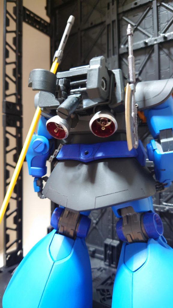 今回のメイン:ウェポンラックを兼ねたランドセルをジャンクパーツ等で作成それに合わせてバーニアを大型化したけど、フル装備の時に噴射したら大惨事になりそう…