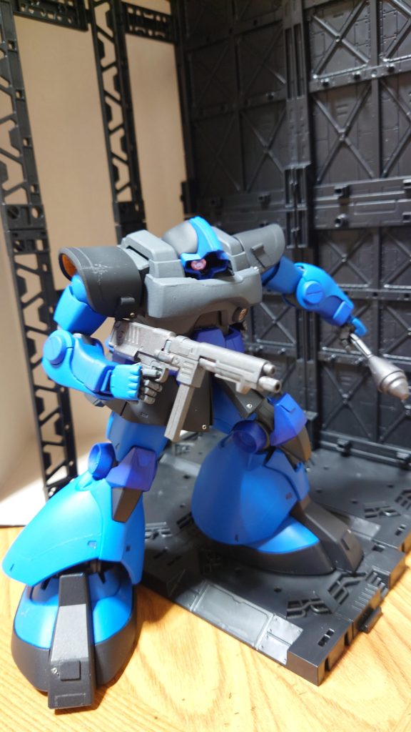 マシンガン&シュツルムファウストを構えて睨みをきかせる。ランドセル無しシンプルなドムもやっぱりイイ