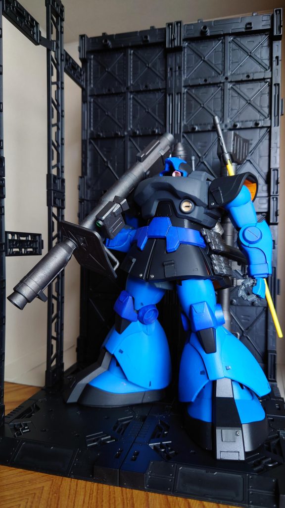 ラルさんは「たとえ素手でも…」と、けなげな事を仰ってましたが、そうならないように私がドムを支給しました。パーソナルカラーの青にして、実は2色使ってるけど、塗装?撮影?(両方とも)が下手すぎて差が分からない…初めてちょっとだけスジボリっぽい事したけどイマイチ上手くいかず。