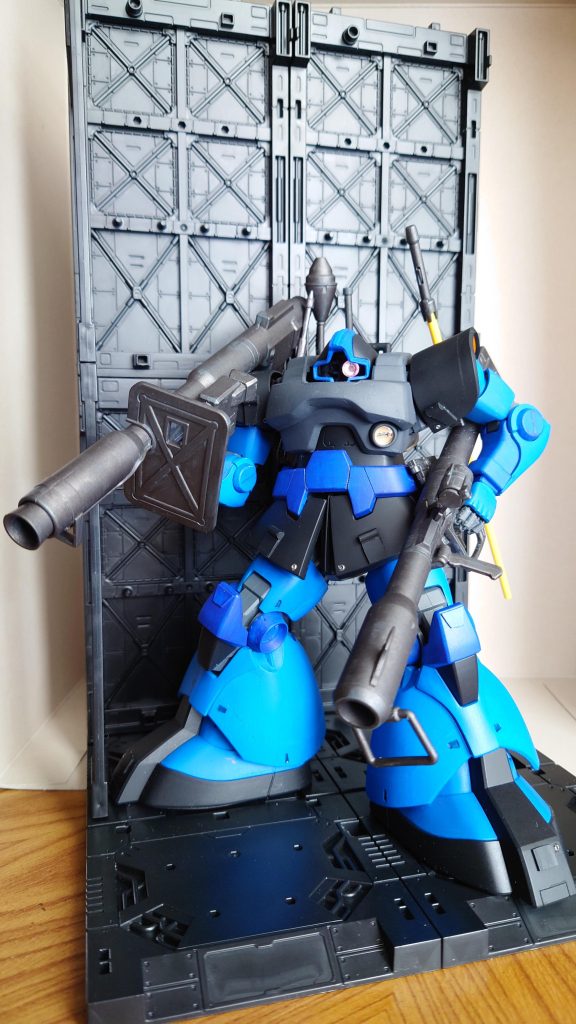 バズーカ両手持ち。ジャイアント・バズは脇にかかえる派