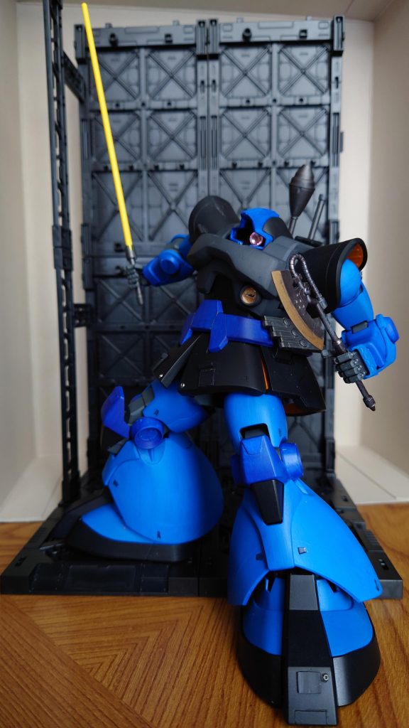 ヒートサーベルとヒートホークの2刀流をするもポージングセンス無し…足が太くて大股開きが上手く決まらず…バランス取り難しい。