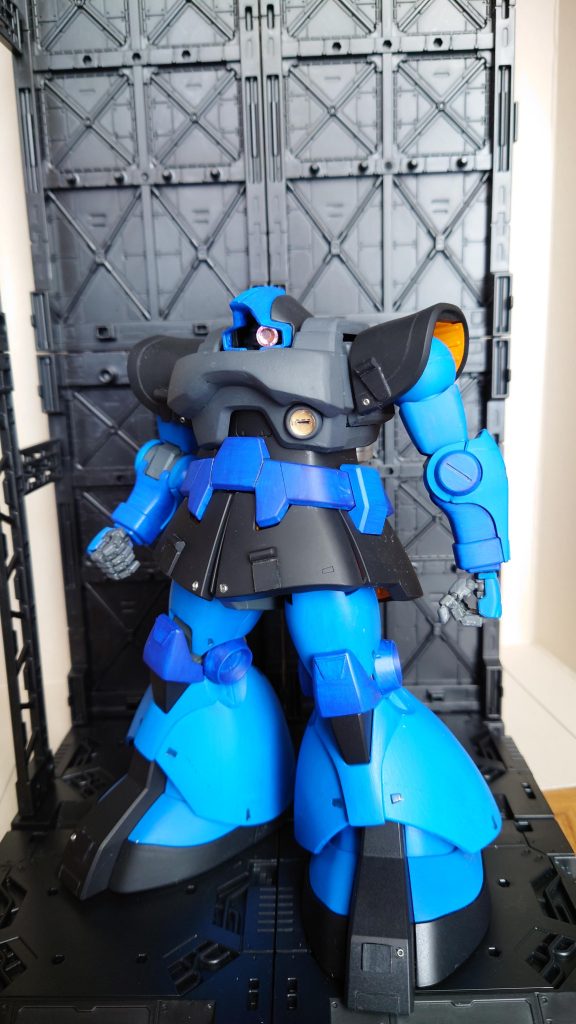 以前セイラマスオ氏の記事を見て「こんなやり方があるのか!?」と触発されてランナータグを使用して貼り付け装飾をやってみた(肩、スカート、つま先部分)塗らなくても同じ成形色のままだから色味がバッチリなのがイイアクセントとしてつぶし玉の埋め込みも少々モノアイは100均のデコシールに変更でキラキラおめめw