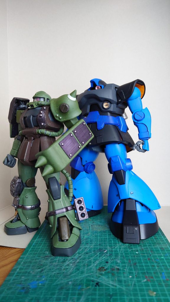 オマケ以前制作したザクと一緒に記念撮影。当たり前だけど同じMGでも身長もボリュームも全然ちがうな。久々にザク触ったら小さく感じたし。最後までご覧いただきありがとうございました😃