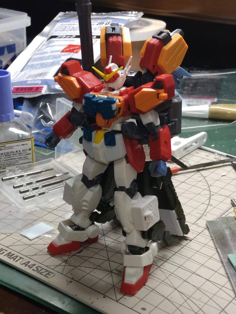 作成途中状態。頭部は最終的に旧HGヘビーアームズの物に変更しました。塗装前だとどこに何のパーツを取付けているかわかりやすいのではないでしょうか。