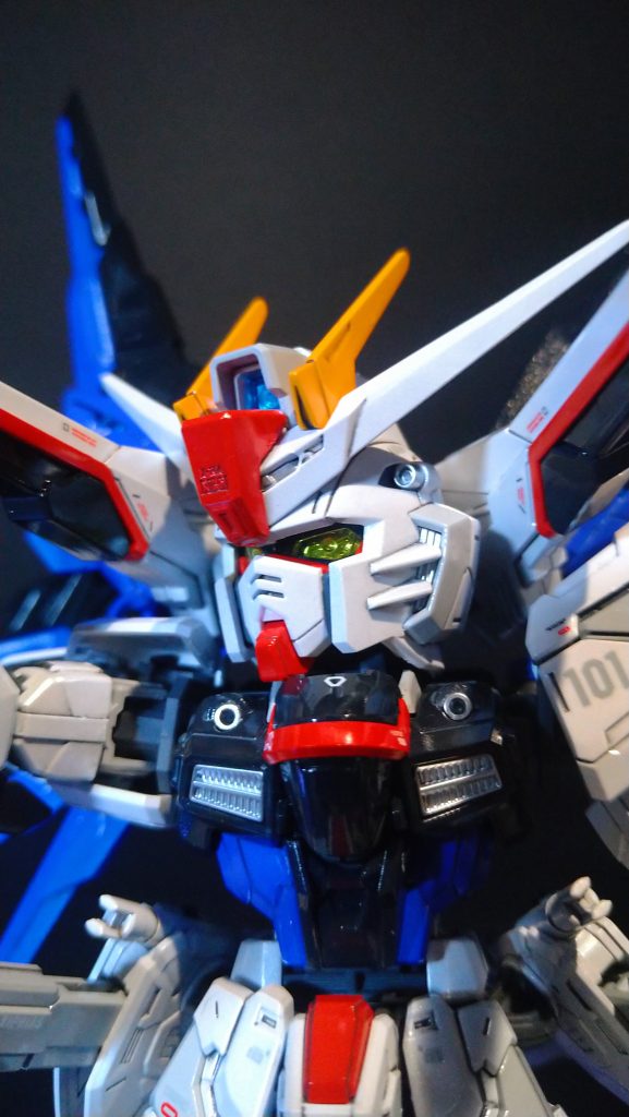 白はアルティメットホワイトの上からパールシルバー吹いてます。カメラアイはガンダムマーカーのメッキシルバー塗ってあります。