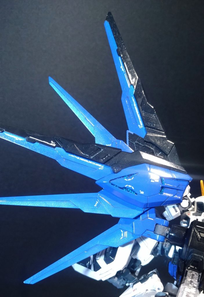 アニメでは排熱か粒子かわかりませんが出ていたのでエフェクトパーツ無しで表現目指しました。羽の半分をキャンディーにしています。トップコートはEXクリアーにクレオスのウルトラシルバーを1滴いれています。ラメの粒が一番大きい気がするのと色が入らないので良い感じです。