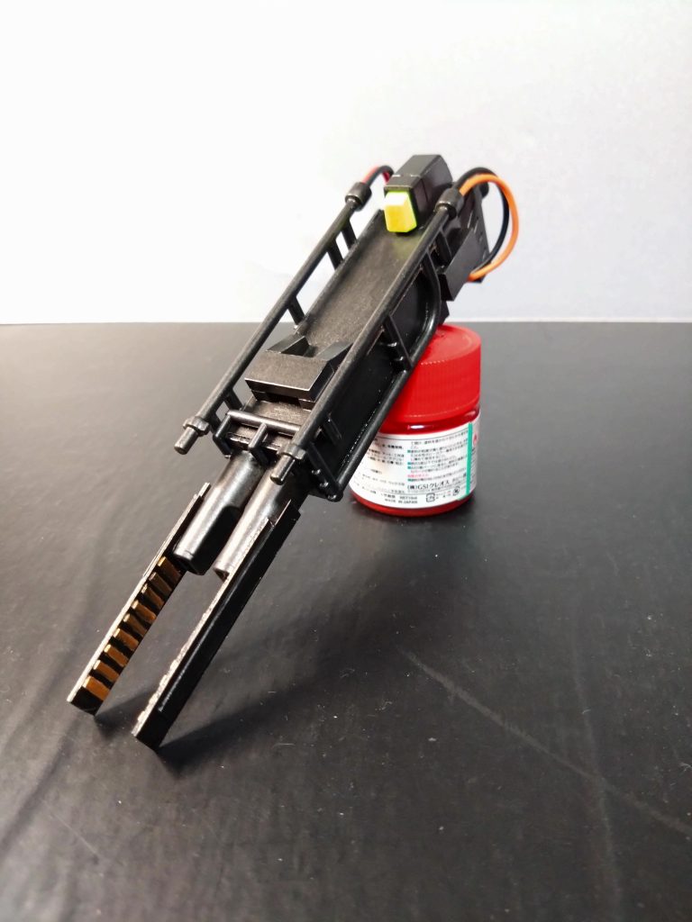謎の武器の上からの写真です。武器の製作なのですが製作中の写真がありませんでした。バスターガンダムにと製作していて途中でやめました。今回それの続きで完成させました。レールガンっぽい物を目指しましたが先にデザイン決めないとだめですね。😅