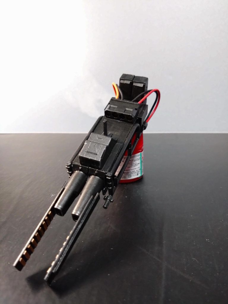 裏側になります。実は旧キットのケンプファーのバズーカ余っていたので2つ並べて接着。それをプラ板で囲いました。バズーカ無しのプラ板箱組みでもあまり変わらなかったですね。