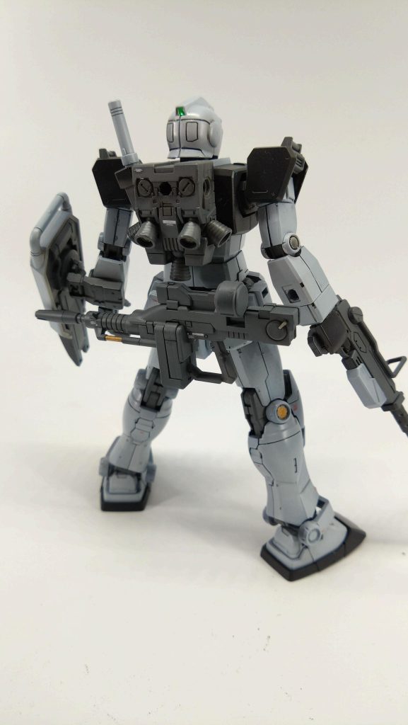 武器は100ミリマシンガンとビームライフル初期型