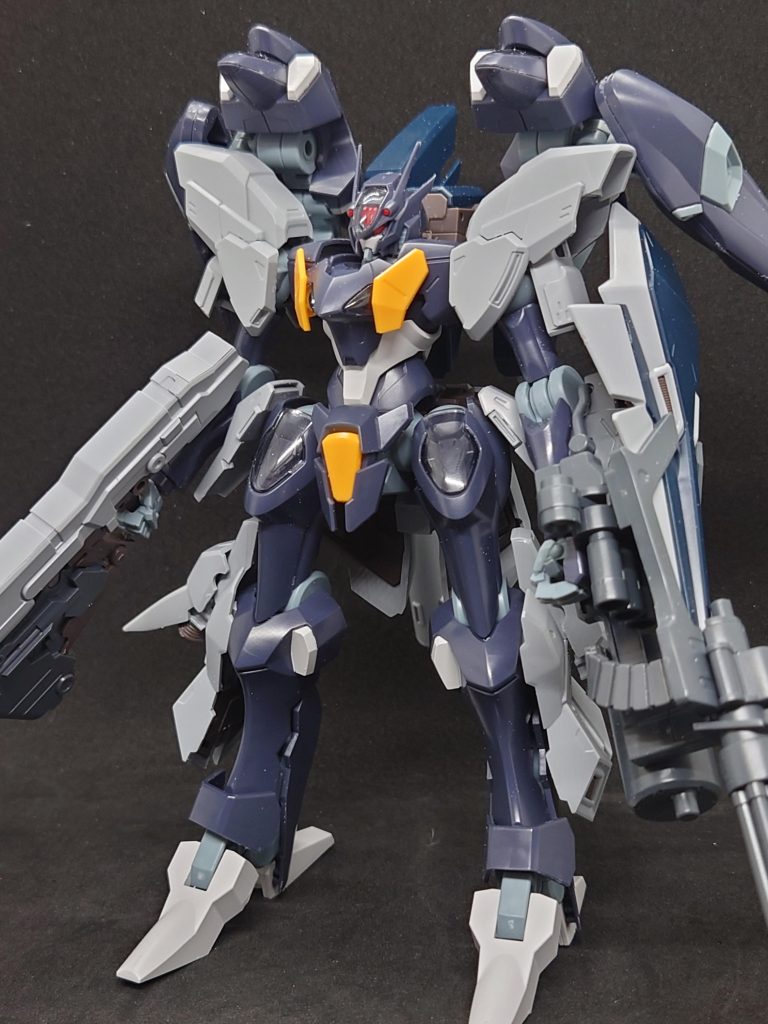 初期案追加装備という名目の元、各所にドリルで穴開けたりプラ版加工したり削ったりして大まかなカタチを形成