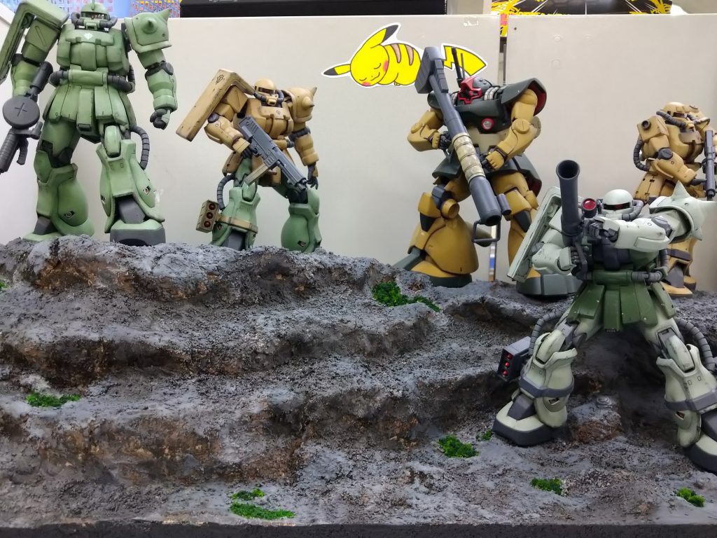 全景です。初めてのジオラマベースでしたが、楽しく作れました。今度は市街地や格納庫みたいなのも挑戦したいと思います!