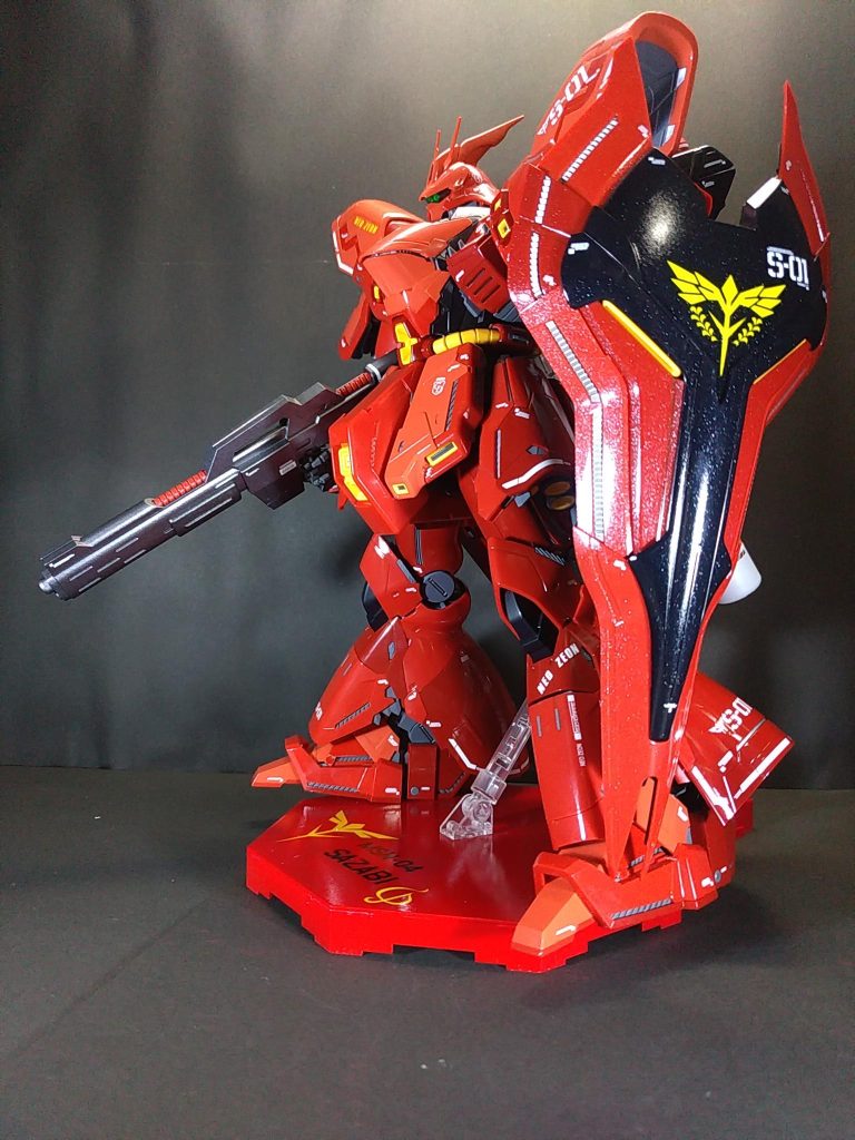 サザビー本体はMr.スーパークリアー光沢を吹き付け、乾燥後スミ入れとデカールを貼り、赤い装甲は光沢、黒い装甲は半光沢のトップコートで仕上げています。