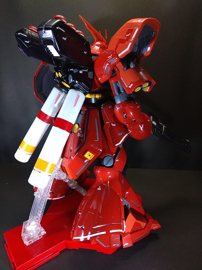 肩上部のパーツのモールドが浅くなっていたので彫り直しました。プロペラントタンクのパーティングラインが目立つのでライン消しを行っています。また、パーツの合いが悪く段差が大きくできてしまうので白地に赤とオレンジのラインを塗装して目立たないようにしました。
