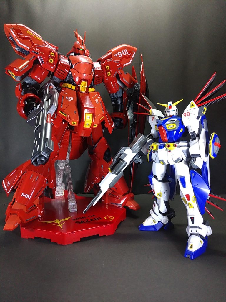 F90と並べて大きさ比較。
