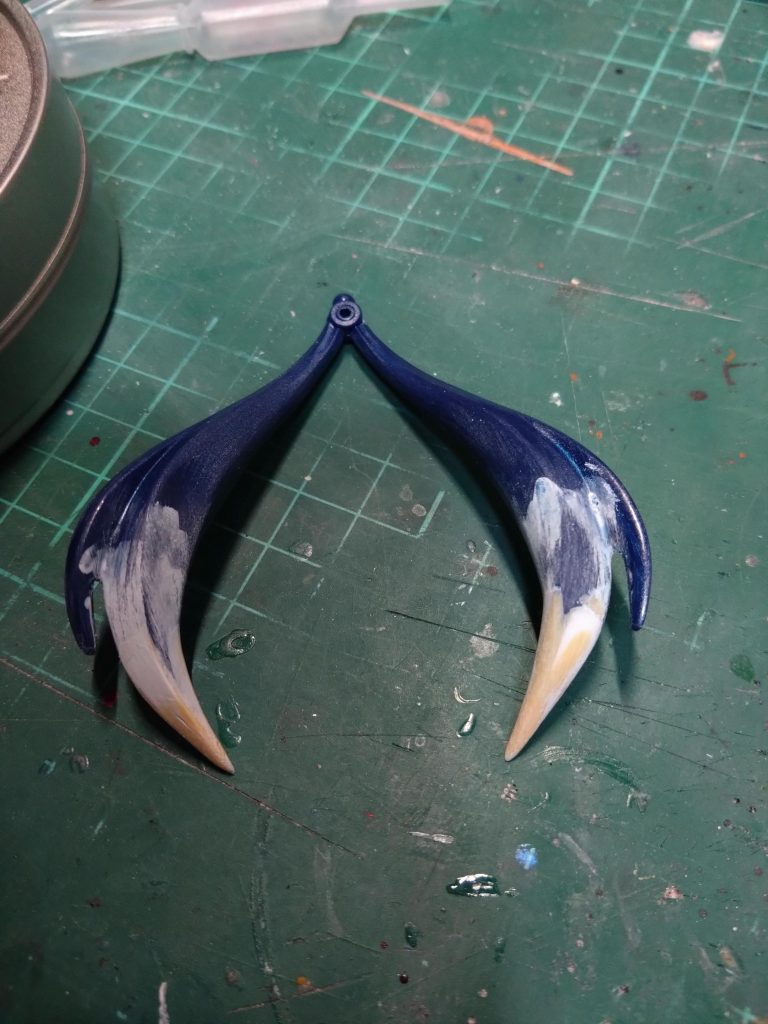 クローを思いついてからプラ板を貼ってガイドにしてパテ盛り。削って尖らせてます。先に行くとシルバーにグラデーションしてますが判りにくいですね。