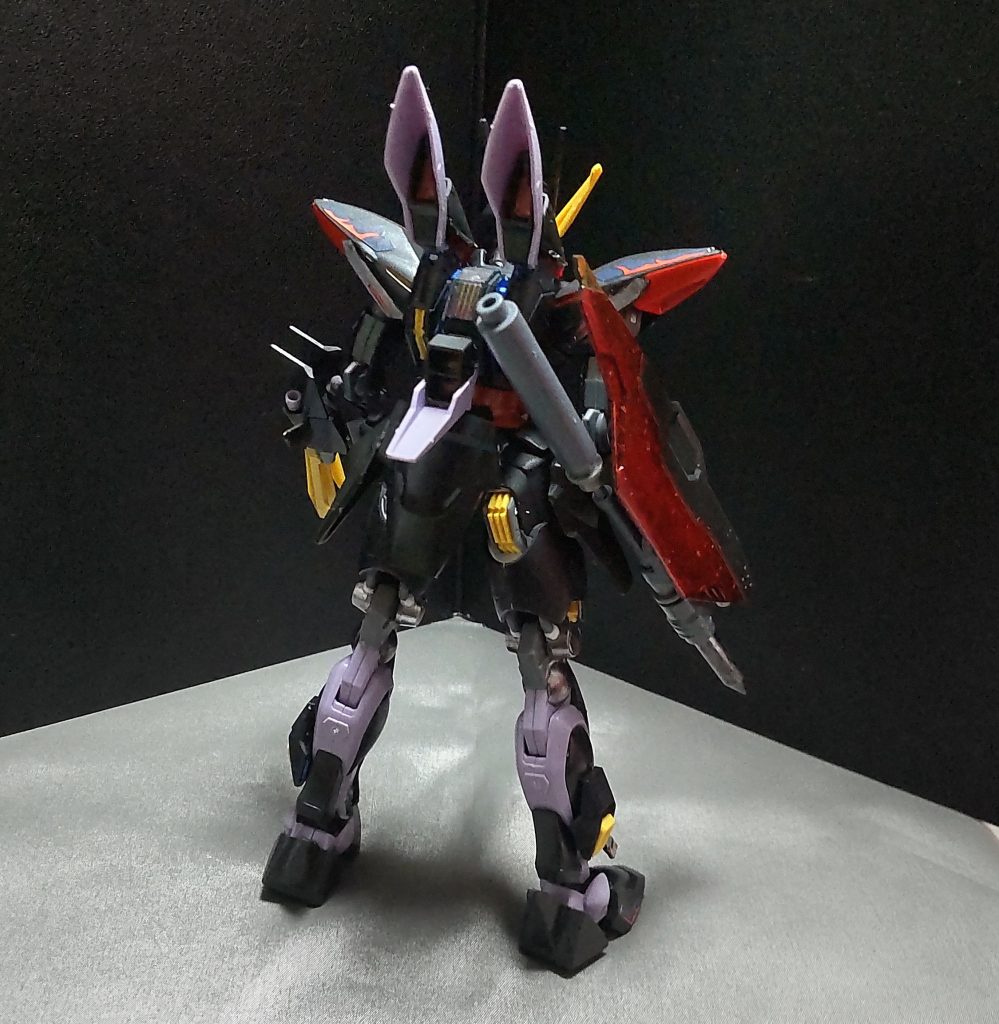 リアビューリアアーマーはブリッツガンダムのを付けただけです。バックパックはエアリアルのビームサーベル基部をカットして、そこにブリッツガンダムのスラスターを付けています。