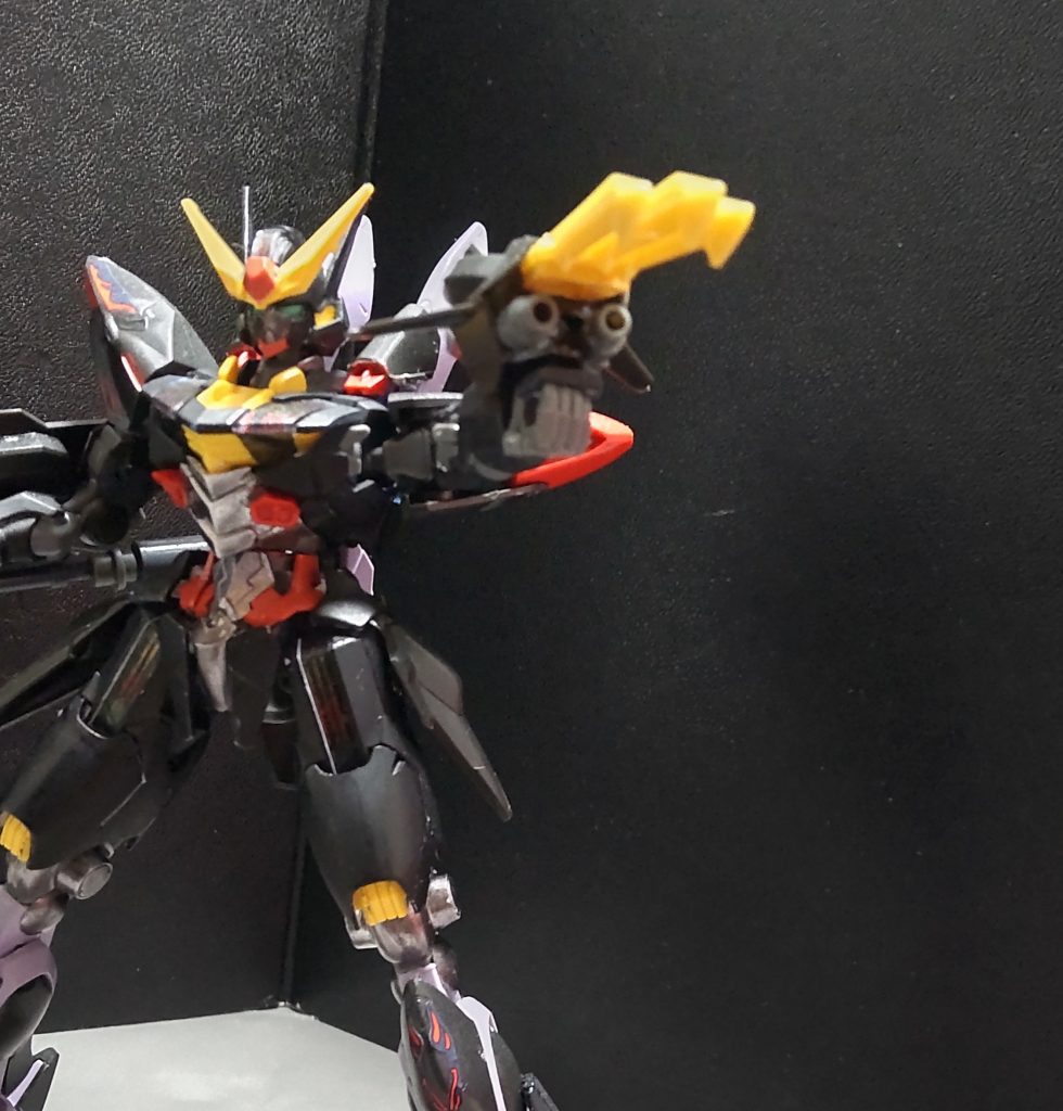 左腕のグレイプニールは少し改造しました。爪の内側に２基の連装砲を付けています。これはブリッツガンダムが基本武装の頭部バルカンが無く、今回のエアリアルも頭部バルカンが無いので、牽制及び迎撃用武装としての措置を取りました。