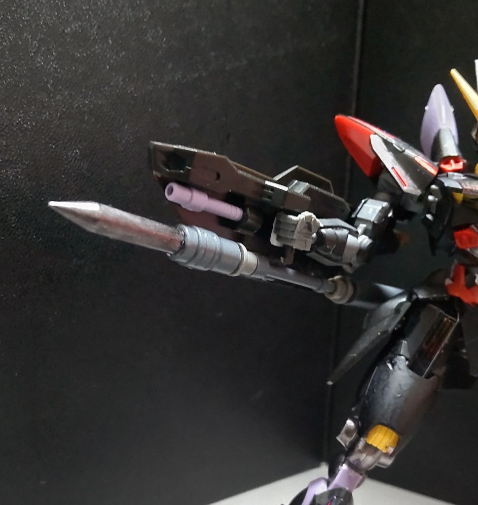 ○特殊武装攻防盾トリケロスカスタムシールドの内側にビームライフル、ビームサーベルそしてランサーダート（ミサイルランチャー）の代わりにパイルバンカーを付けています。