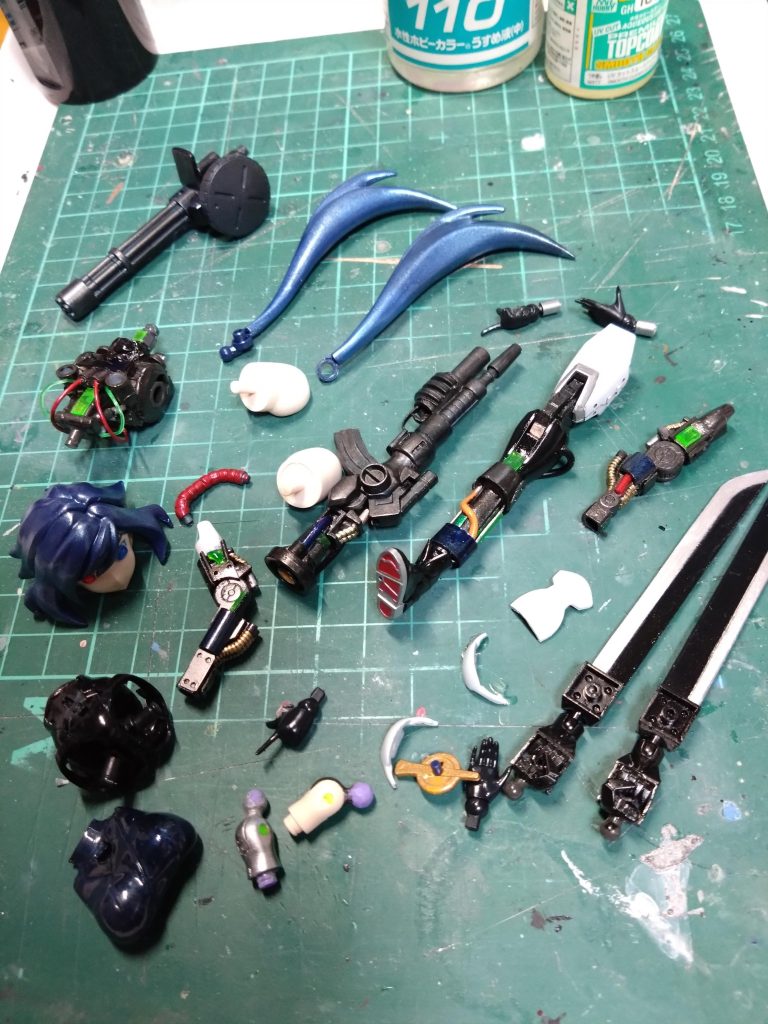 完成前のパーツ郡。頭の隣の赤い動力パイプは製作中に折れたのでカスタマイズマテリアルのワニスチューブに変更してます。