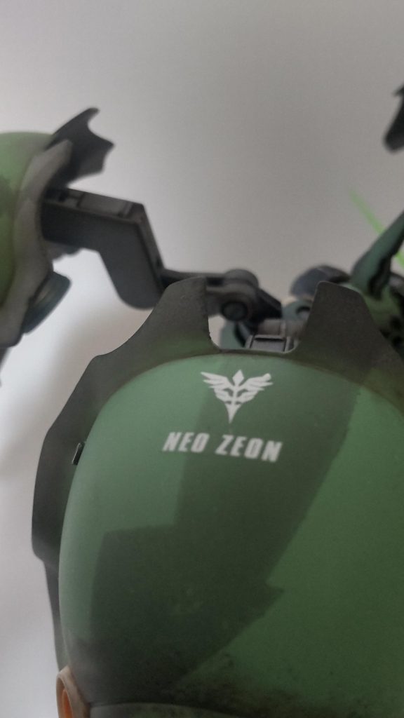 デカールは比較的シンプルにしてみました…が、ケレン味のあるデカいデカールだけは貼っておきました。…にしても、スプリッター迷彩が滲んでますね……まぁこしらえちゃったし機体に迫力あるからコレはコレで良いか……(適当)。