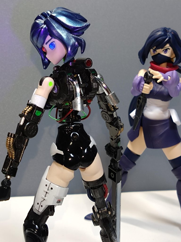 髪はメタリックブルー。メカ部分は黒鉄色、焼鉄色、青竹色、メタルブラック、ゴールド、スーパークロームシルバー、ホワイト、ブラック等で塗り分け。胸の部分はメタルブラックの上からクリアーブルーの筆塗り。配管はメタリックレッドなど。肌色と足のガン部分、ガトリングは艶消し。後はクリアー吹いてツヤツヤな尻に仕上げてます。顔の眉毛は裏からパテて穴埋めして眉毛を書いてます。目は透明のHアイズを少しサイズが合うように削って裏からクリアーレッド、表面に蛍光レッドを中央に塗りました。もう片方もクリアーブルーを塗り中央に蛍光ブルーこちらは最後に少し周りにクリアーブルーを筆塗り。両目はマスキングしてクリアー吹いて乾燥後筆塗りでクリアーのせました。背中のパイプはバイク製作時のメッキランナーがもったいないのでスラスターっぽく装着。車のマフラーの様になりました。