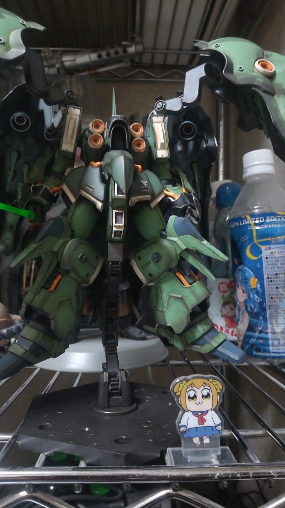 システムベースを使って置いてあるんですが、ワキにポプ子のアクスタ置くと途端に台無しになりますね…多分、これがマリーダさんなんでしょう…←さて、2024年一発目は何こしらえようかしら!?