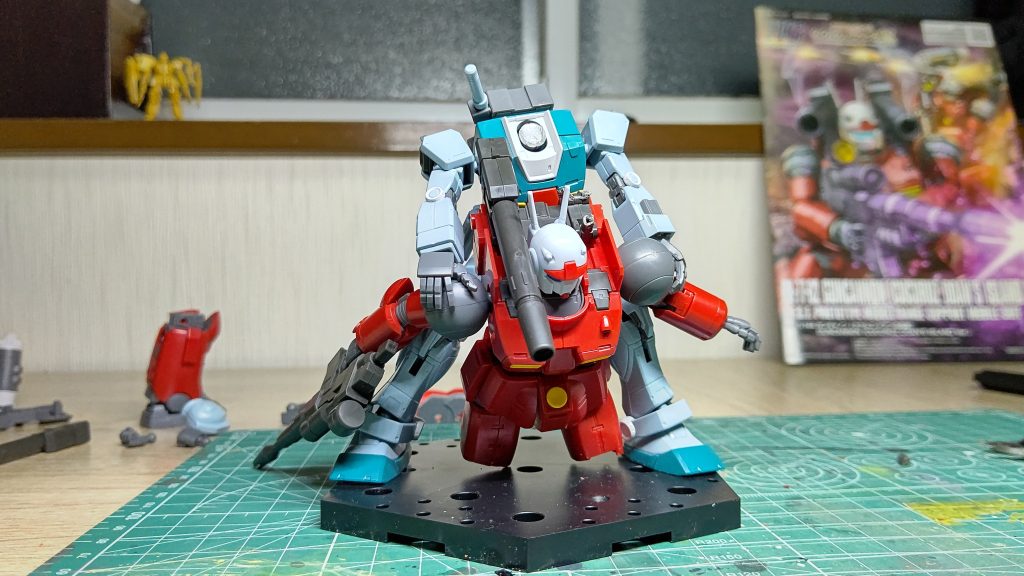 当初は劇中通りのポーズにしようとしましたが不安定&干渉して塗膜が剥げるので断念