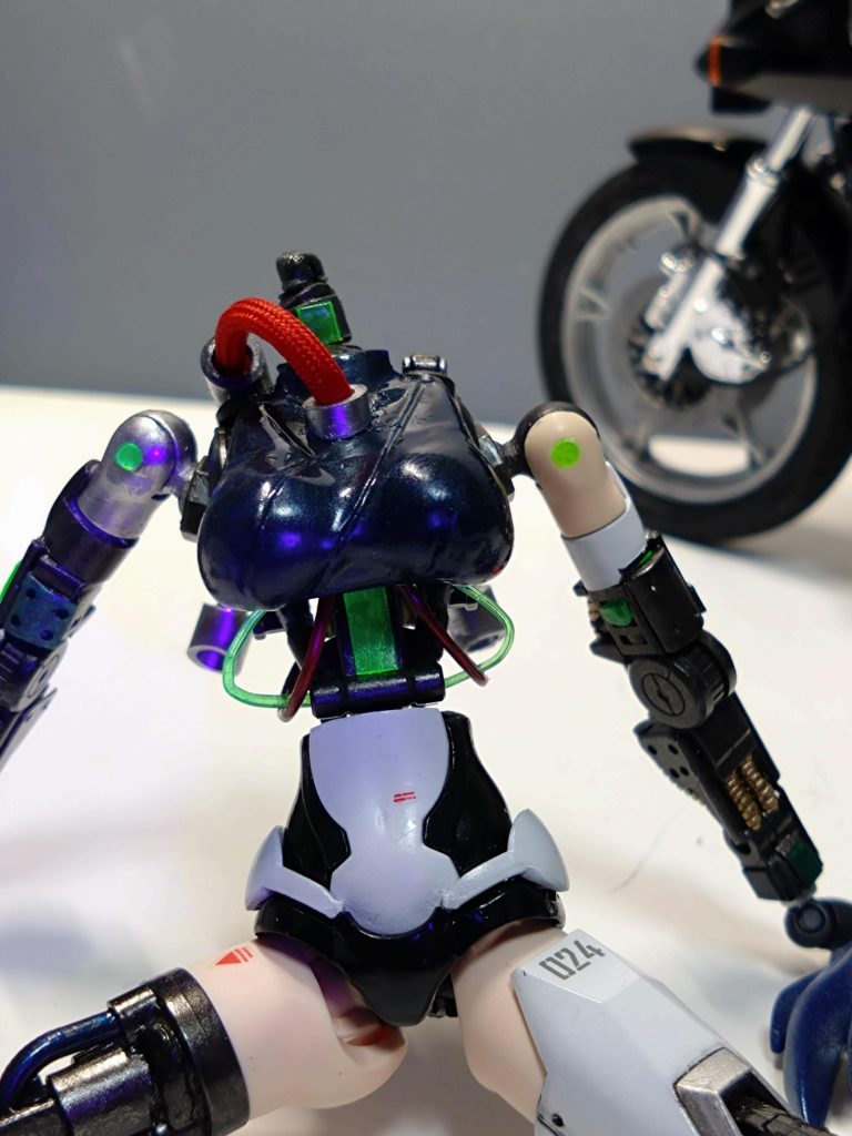 各所に蛍光ランナーを切ったり炙って伸ばしたりしたものを装着。ブラックライトで光ります。私の手持ちが光量少なくて全体に光ってませんけど。😅