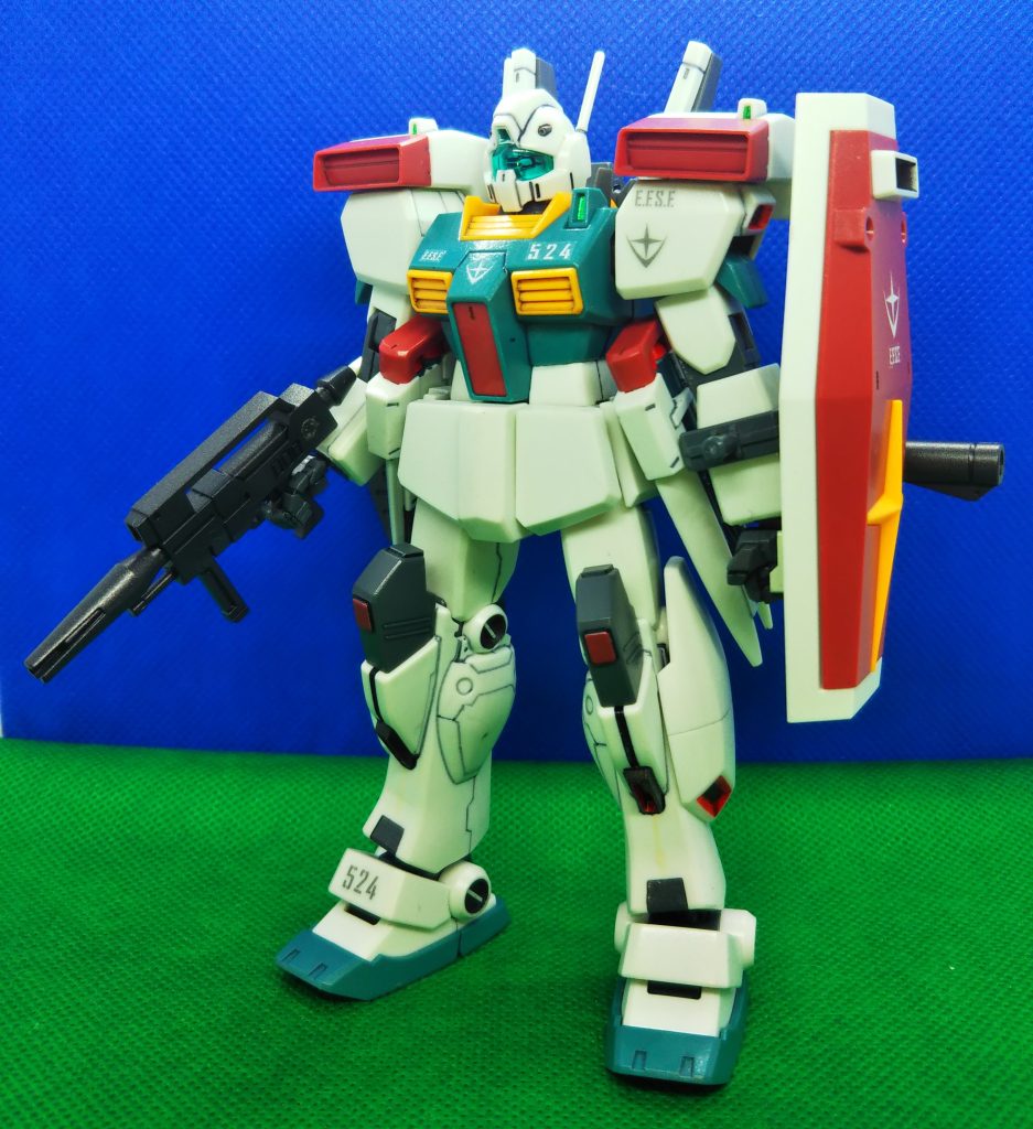 フロントビューフル装備状態。頑張ってる感マシマシですね^^;大きな改造はしていませんが、腰部大型ミサイルランチャーの取付けをネオジム磁石に変更してます。