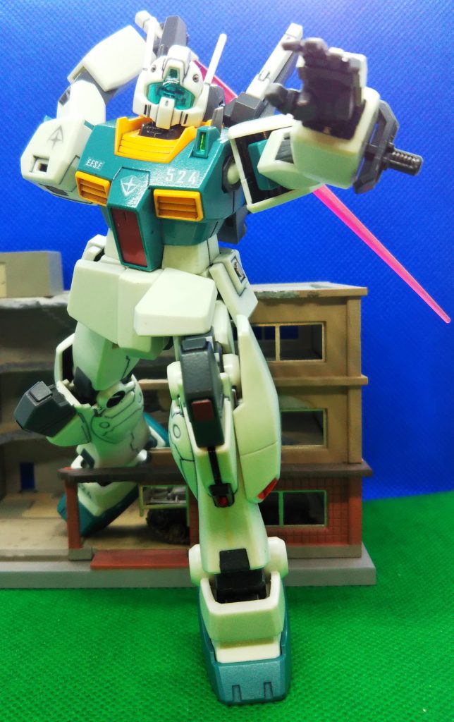 サーベルで斬りかかるジムIII!余談ですがこのキットに同梱されている手首のパーツって、形状・形態・機能の三拍子揃った素敵な手首パーツだと思っています。出来れば単品での販売を熱望!