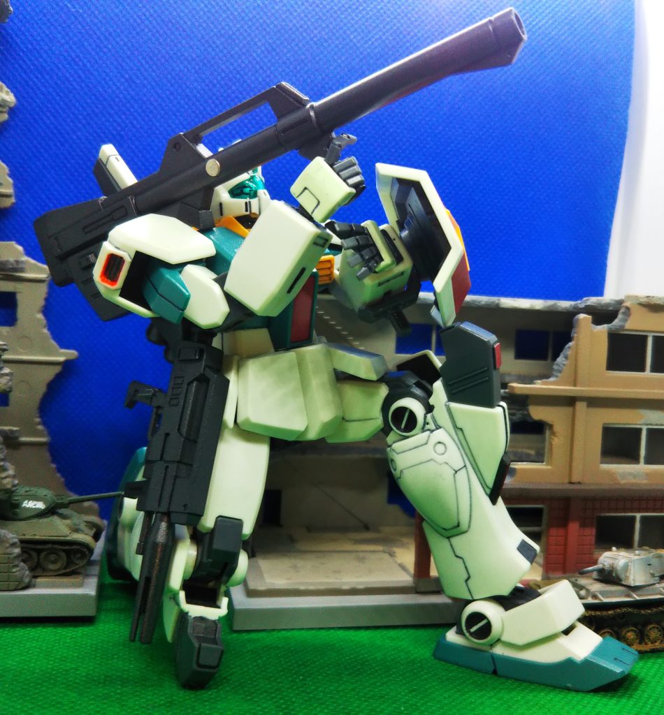 バズーカで応戦。なおビームライフルもネオジム磁石を仕込んでサイドアーマーに懸架出来ます。