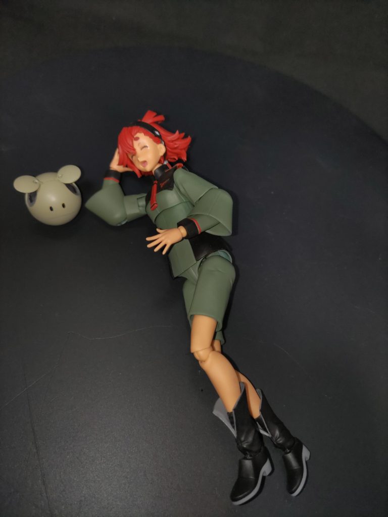 寝そべるスレッタ