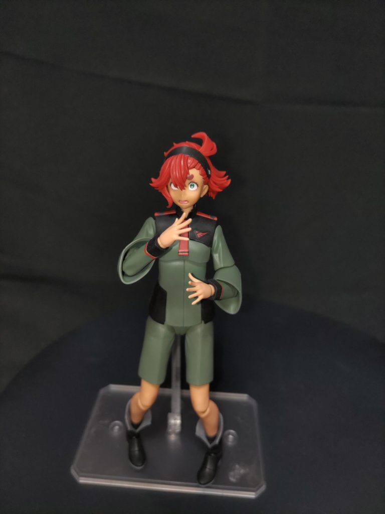 構えるスレッタ