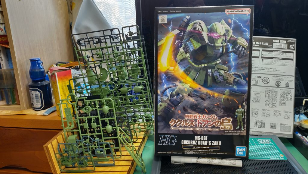 パケ絵とランナー。ガンダムに続き、こちらもカラーパッケージです。パーツ数はそれほど多くないのですが、バリエーションキットなので余剰が多く出ます。