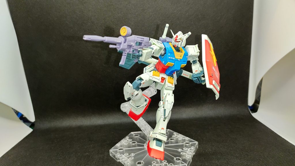 動かしても、キットの出来の良さが判ります。良く動く、キレ○····ウゲァ!?劇中では、ビームライフルは早々に投げ捨てられてしまったのでイメージですが。