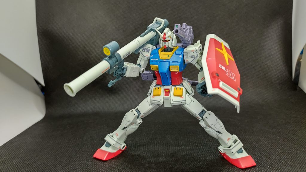 ショルダー·キャノンを取り付けて、オリジンガンダムのパケ絵風に。