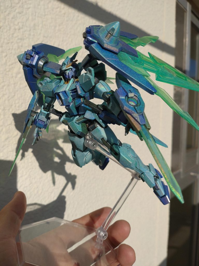 白っぽいだけだったのが、外に出した途端にトランザム(蒼)を発動します✨いや・・・、このホログラシリーズ半端ない！！（笑）