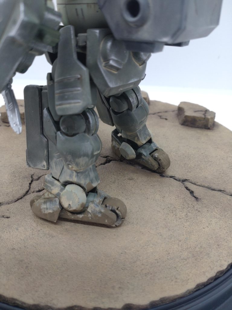 お気に入りはこの足！ウェザリングペーストを2色使い、古い泥と新しい泥を表現してみました。むせる！！