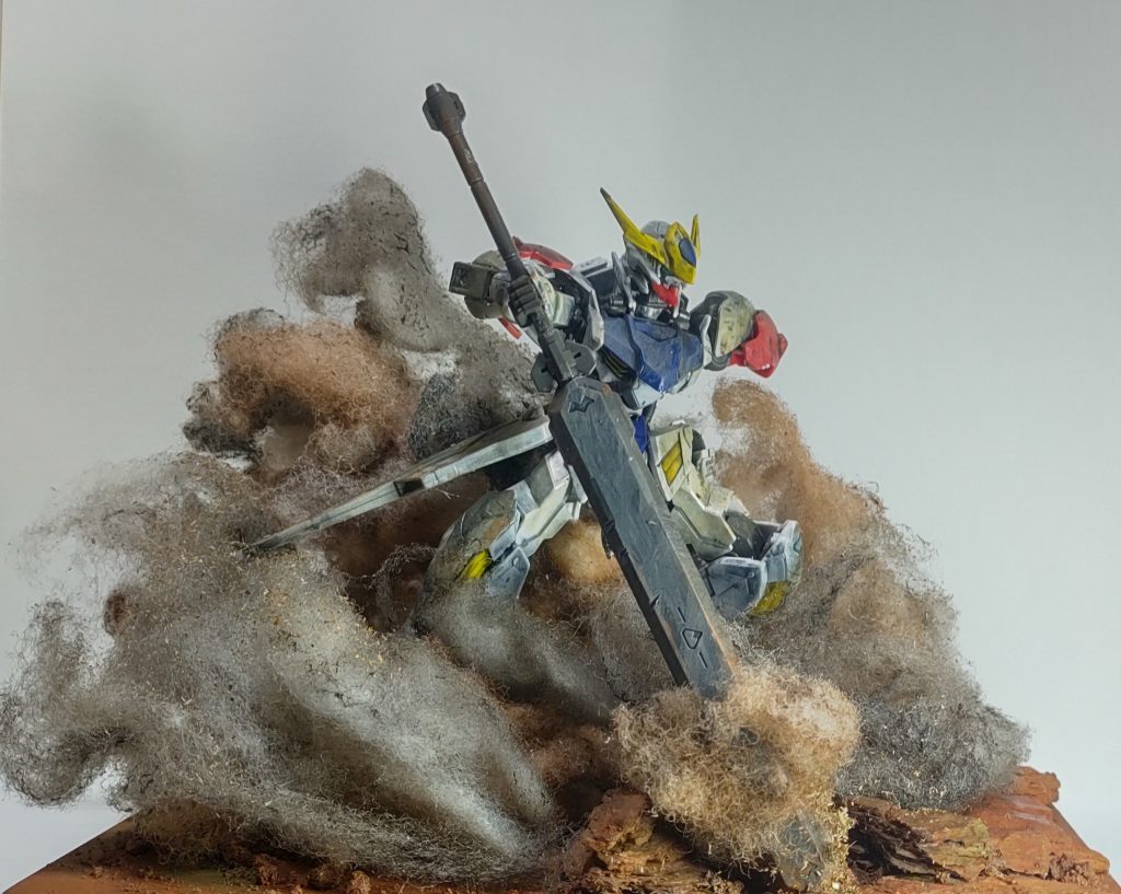 ジオラマベースは煙で隠れてしまうのでかなり手抜きです笑適当にバークチップを配置して、紙粘土などは使わずにサクッと制作しました。