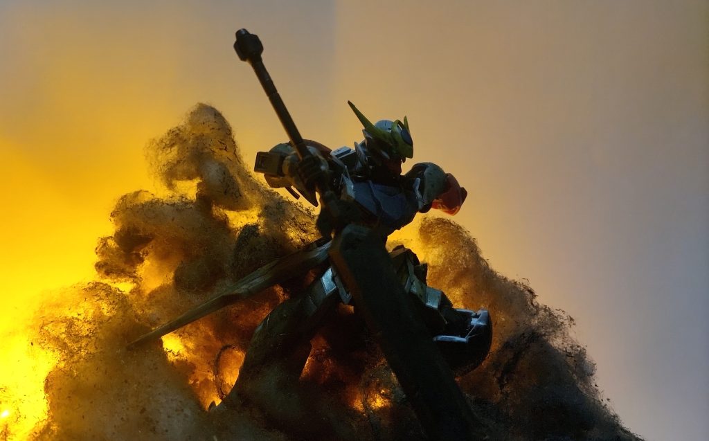 ジオラマの描写設定としては、夜間に奇襲を掛けられ、たった一人で夜明けまで戦い続けたバルバトスルプスみたいな感じです。