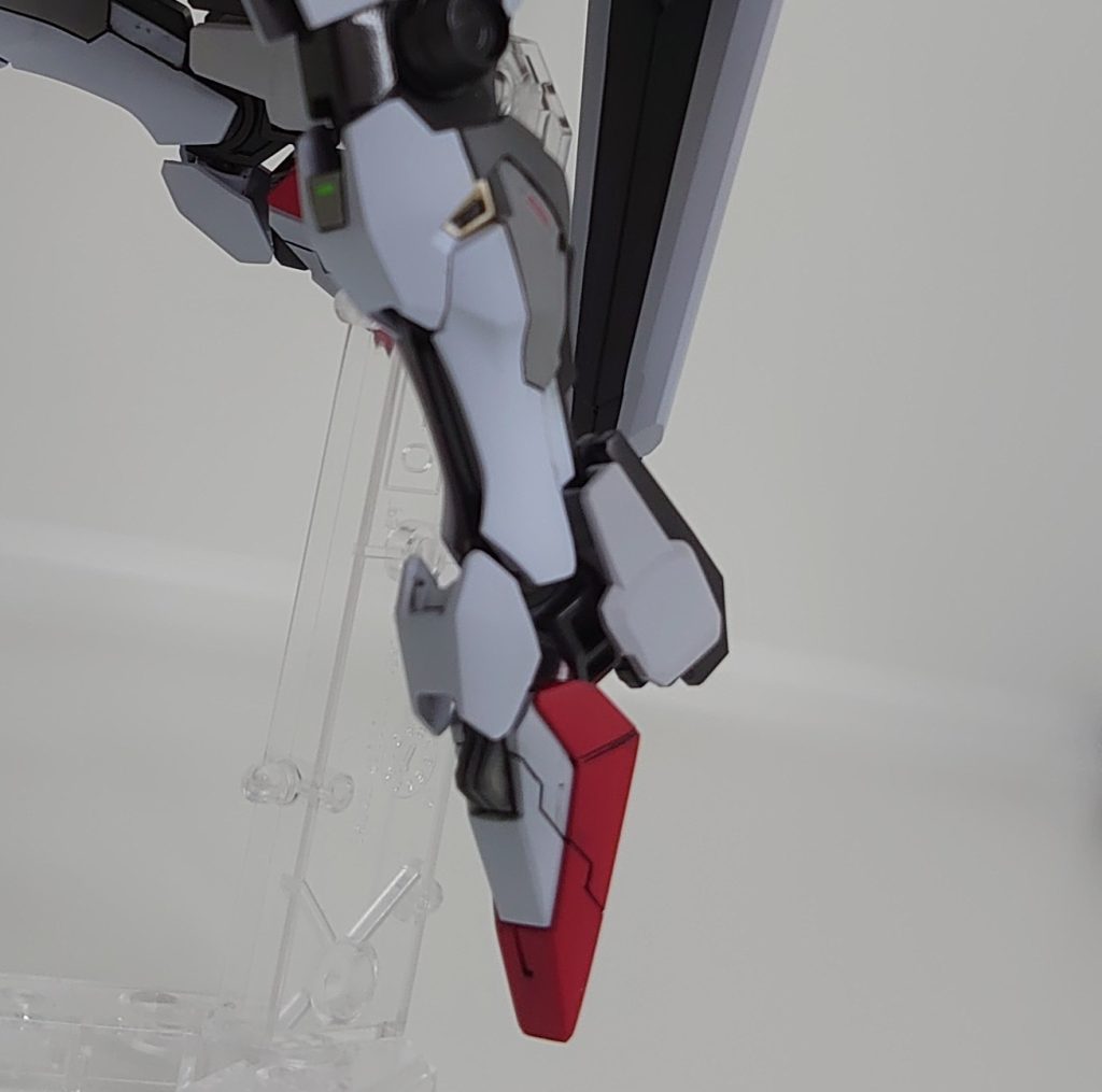 あと改修したところはスネの部分のつなぎ目に見える既存ディティールをオミットして膝関節のモールドをコトブキヤパーツに差し替えたくらいです。元のパーツの画像がないからわかりずらいですね…