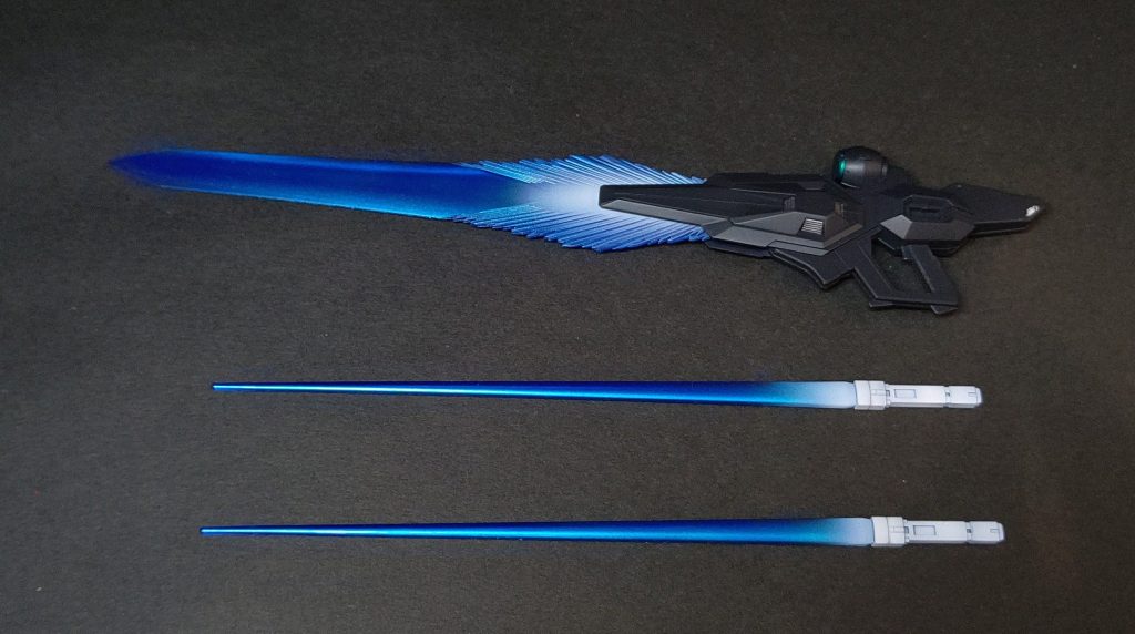 ビームエフェクトは先端部分のクリアーをうっすら残しつつシルバーを1層目に塗って、その上からメタリックブルーを塗りました。個人的にはかなりいい感じに塗れたと満足してるんですが、ビームサーベル用の手のひらパーツを両手とも紛失、ビームソードは重すぎてライフルをポロリしてしまうので断念、と満足にポージングさせてお披露目することはできませんでした・・・