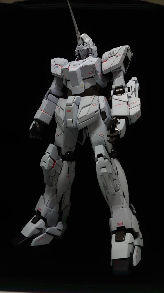 装甲の隙間からチラッと見えるサイコフレームも良きですねぇ〜 