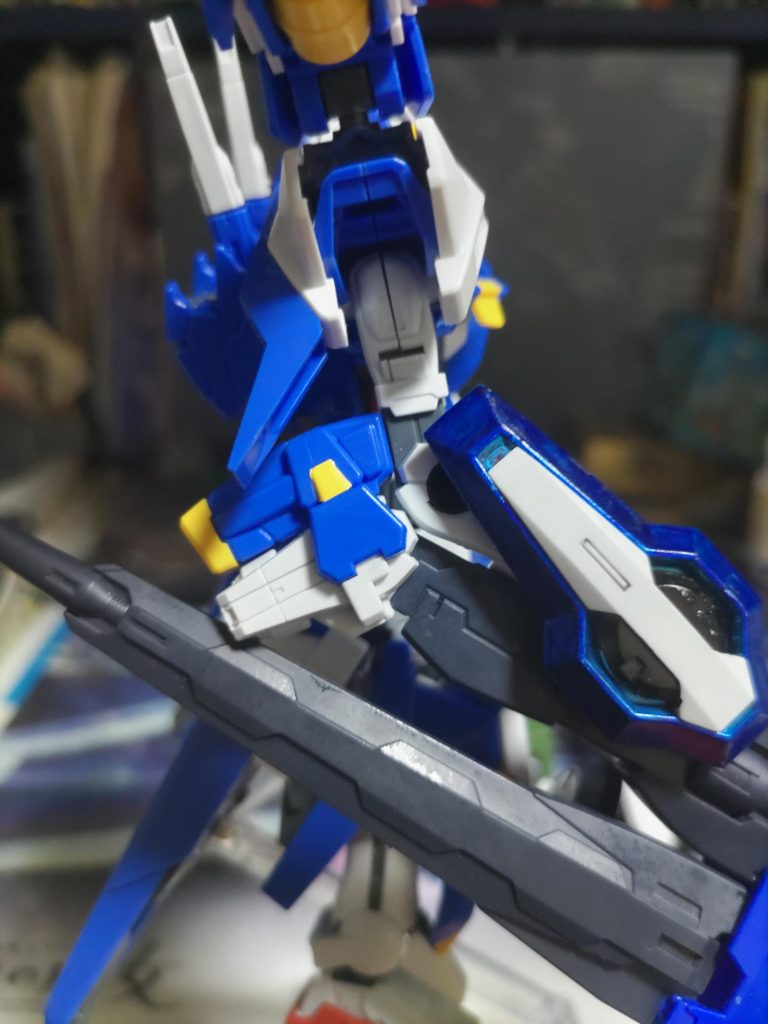 腕のアーマーを外し腕のダミーパーツに着けて装備する