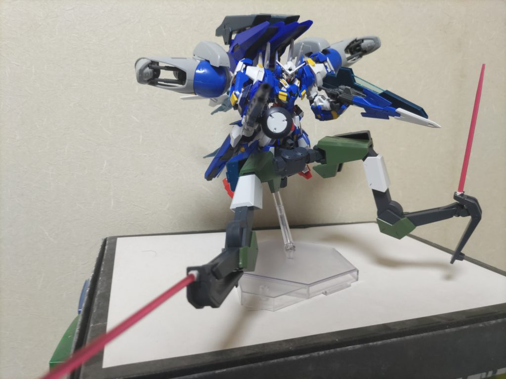 足武装　セラフィムレッグ太ももにGNフィールド発生装置、足先に大型ビームサーベルを内蔵している