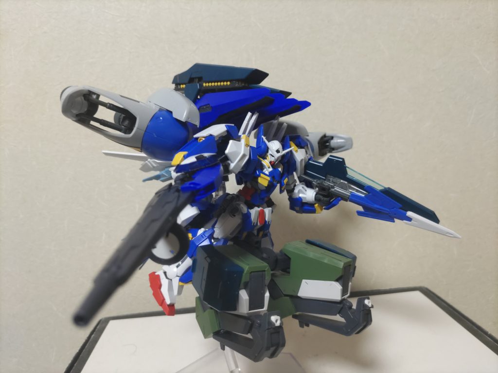 背中装備　アリオスブースター複数のブースターで構成された複合推進装置上部にミサイルコンテナを搭載し、弾倉が空になると切り離し爆発することができる