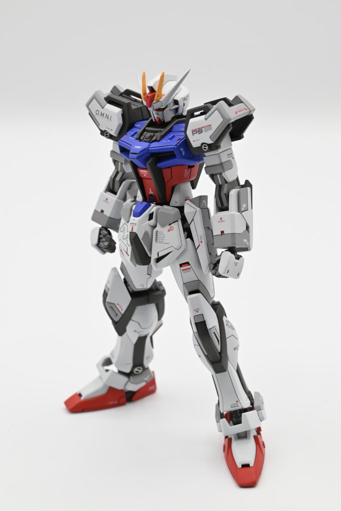 Twitterでもご好評をいただけたEGストライク。キットのデキがとてもいいので、プロポーション変更は特になし。アンテナを1ミリ延長し、スカスカな腰部分の白パーツを1ミリだけ、隙間を埋める形で延長しています。