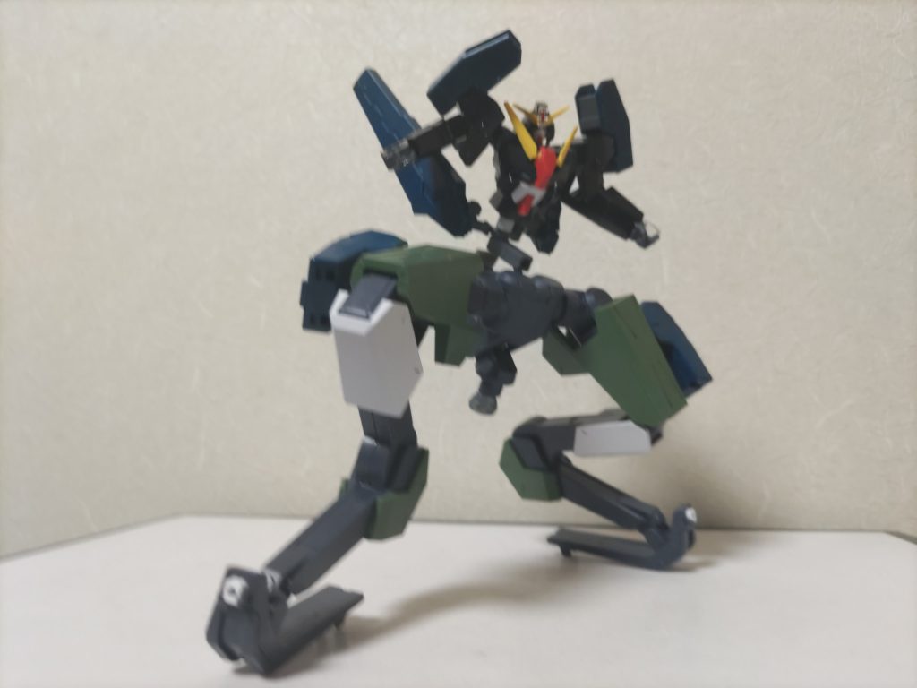 アームズセラフィム異形の脚部をもつ格闘タイプの機体