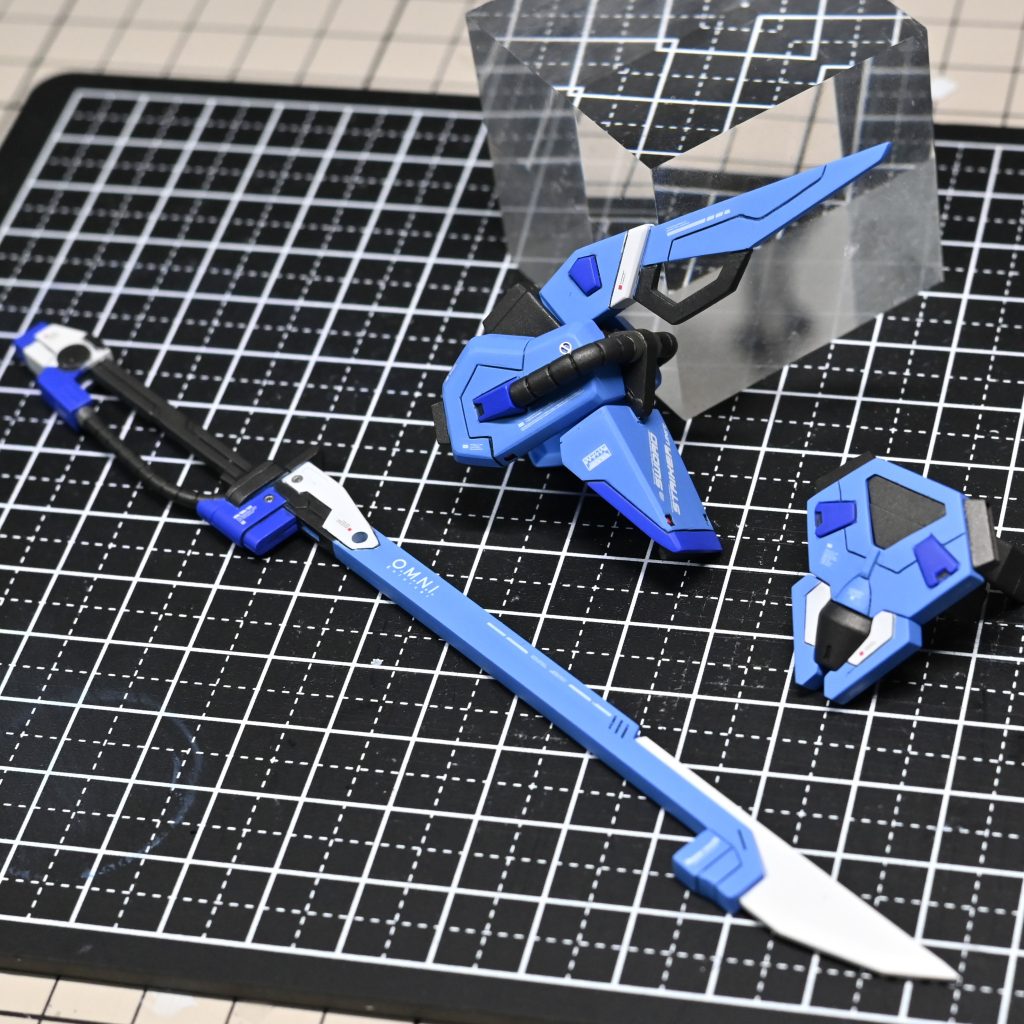 ソードストライカーパック。独自解釈で白の配色を追加。対艦刀はRGを参考に塗り分け。ここでは見えませんが、ショルダーアーマー裏はスカスカで嫌だったので、プラ板やシイタケディテールで埋めています。